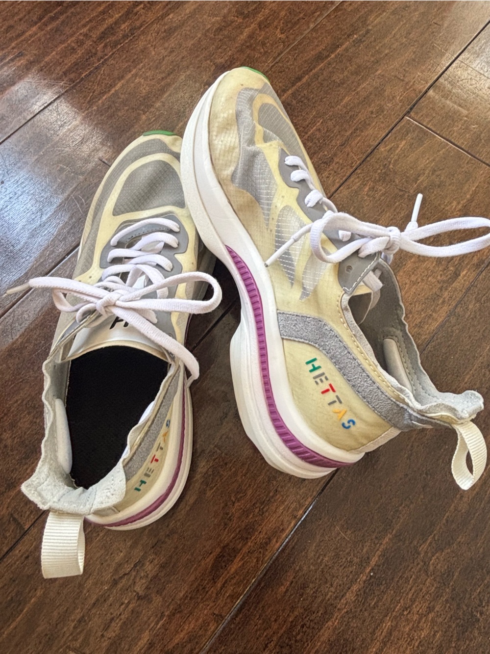 W 7.5  Hettas road running shoes
